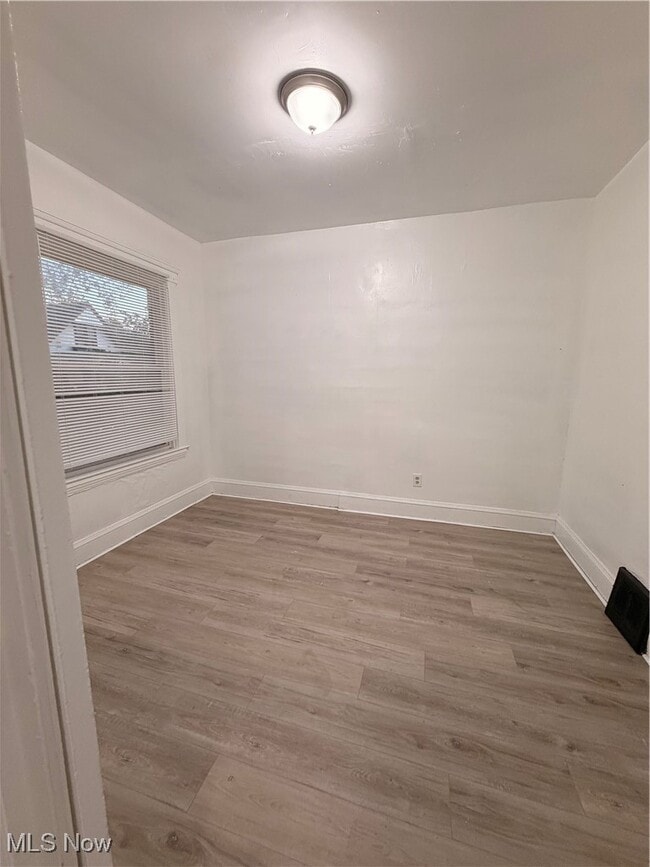 Building Photo - 10512 Greenlawn Ave