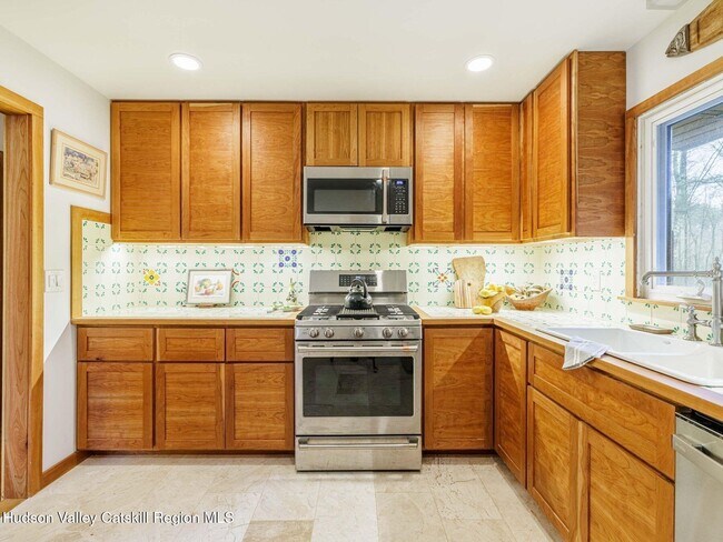 Building Photo - 10 Purdy Hollow Rd