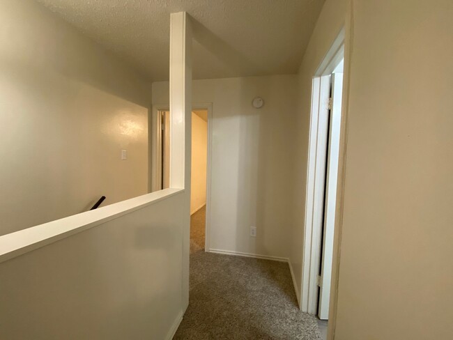 Building Photo - Move in Special! 2 bedroom 1.5 bath townhome