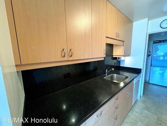 Building Photo - 1 br, 1.5 bath House - 2233 Ala Wai Blvd #8C