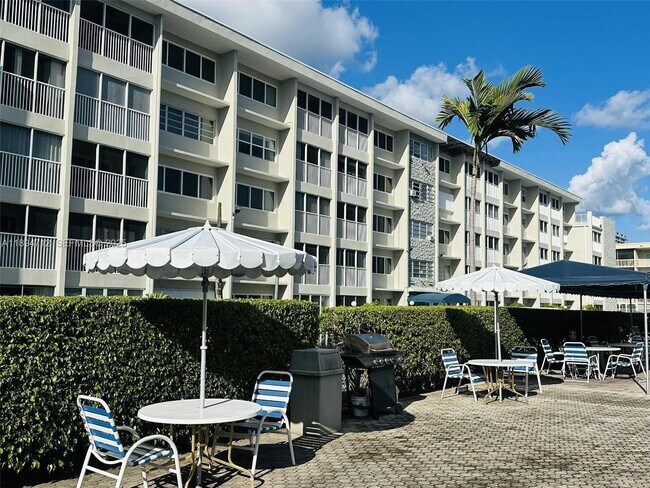 Building Photo - 330 SE 2nd St