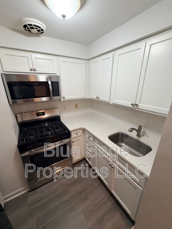 Building Photo - 4424 Bloomfield Ave
