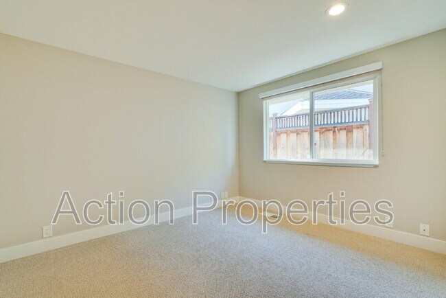 Building Photo - 261 Langton Ave