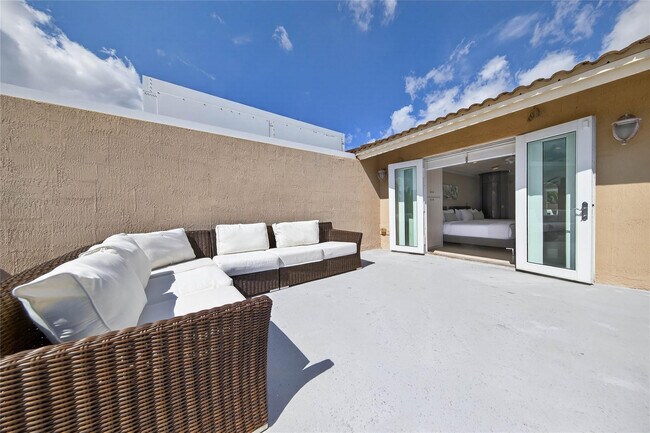 Building Photo - 1215 NE 1st St