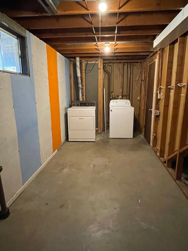 Building Photo - STUDENTS WELCOME! 4 Bed 2 Bath Home in West Ft Collins w/ Garage and Fenced Yard