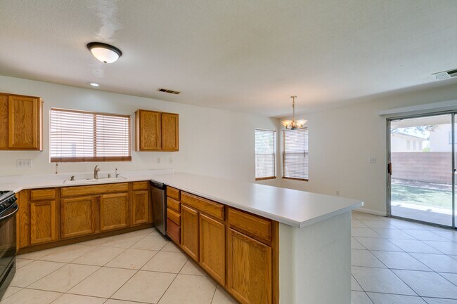 Building Photo - Spacious 4 Bedroom 2.5 Bathroom Home with Covered Patio & Large Backyard