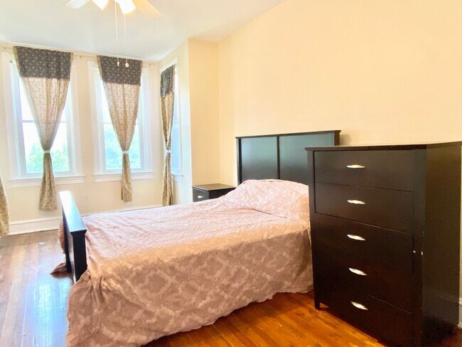 Building Photo - Spacious 2 Bed Plus Den - 1 Bath - Capitol...