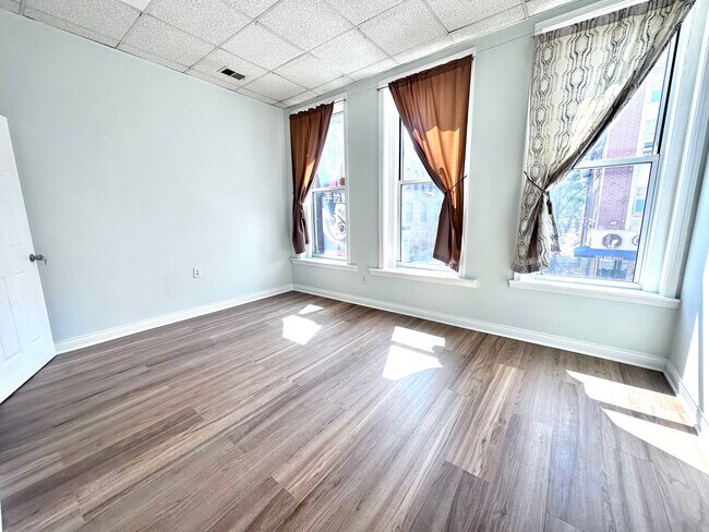 Building Photo - 2247 S Wentworth Ave