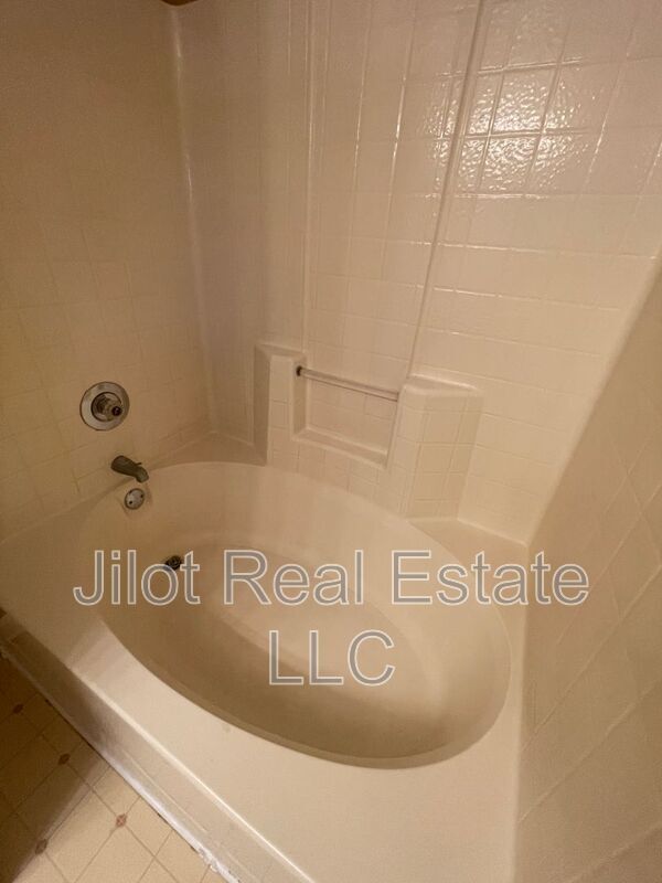 Building Photo - 1048 Hillsborough Chase NW