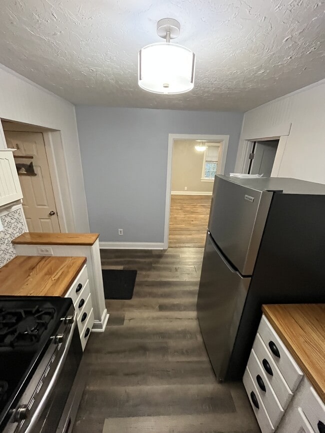 Building Photo - 1910 Hst W 10th St