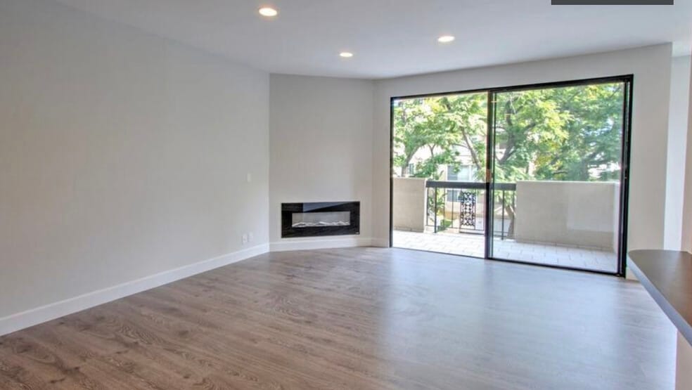 Building Photo - 423 N Palm Dr