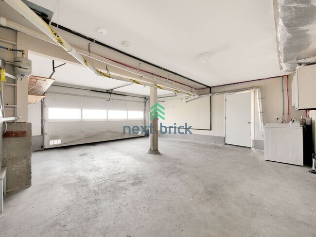 Building Photo - 5 Bed and 3 Bath Single-family Home Availa...