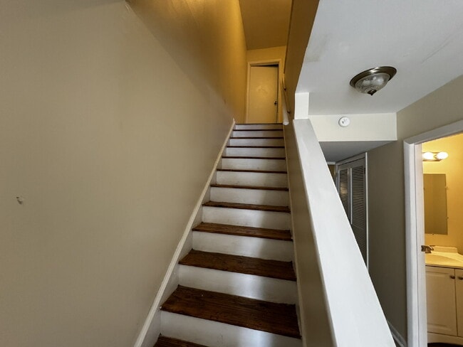 Building Photo - Townhouse for Rent