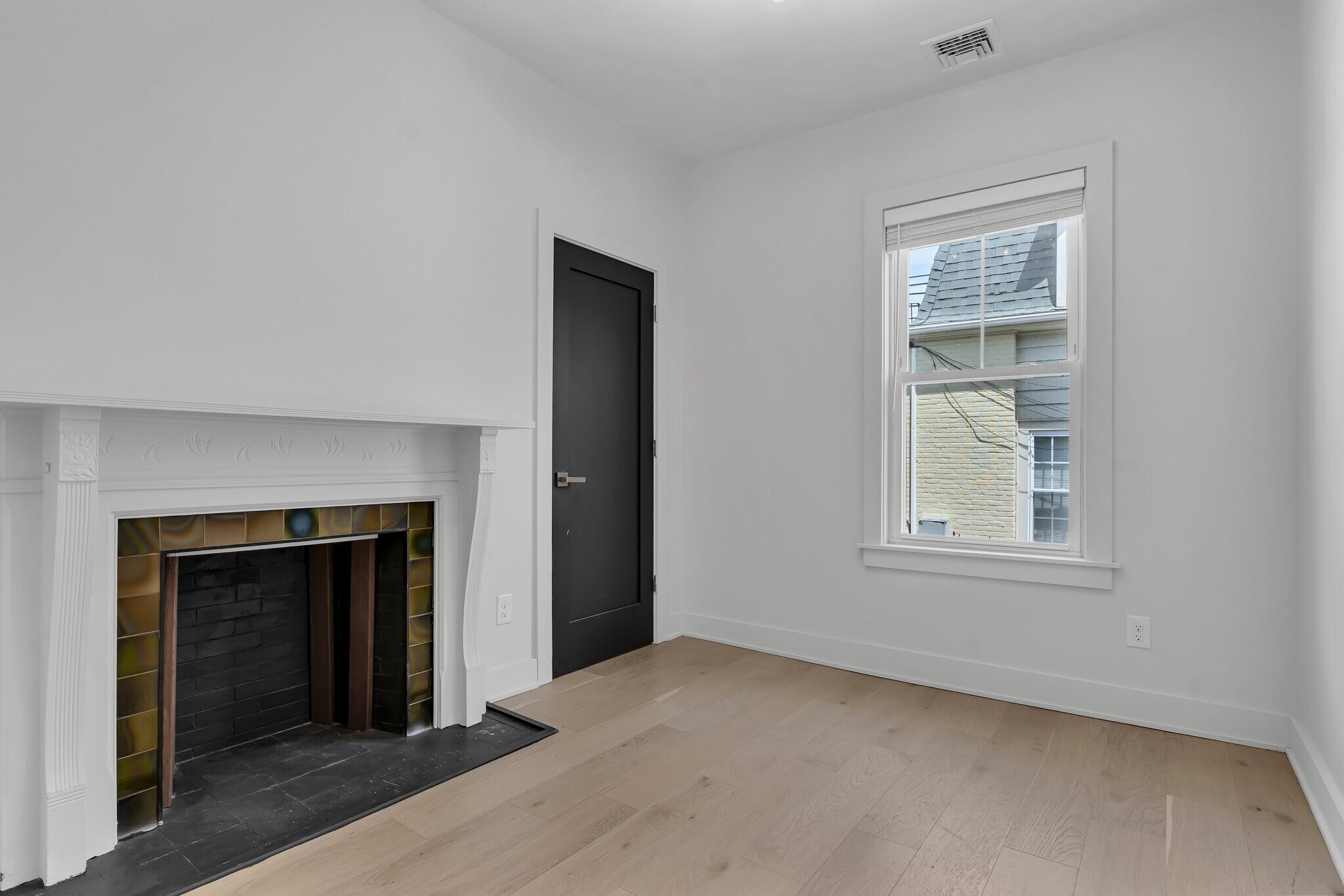 Building Photo - 182 Waterman St