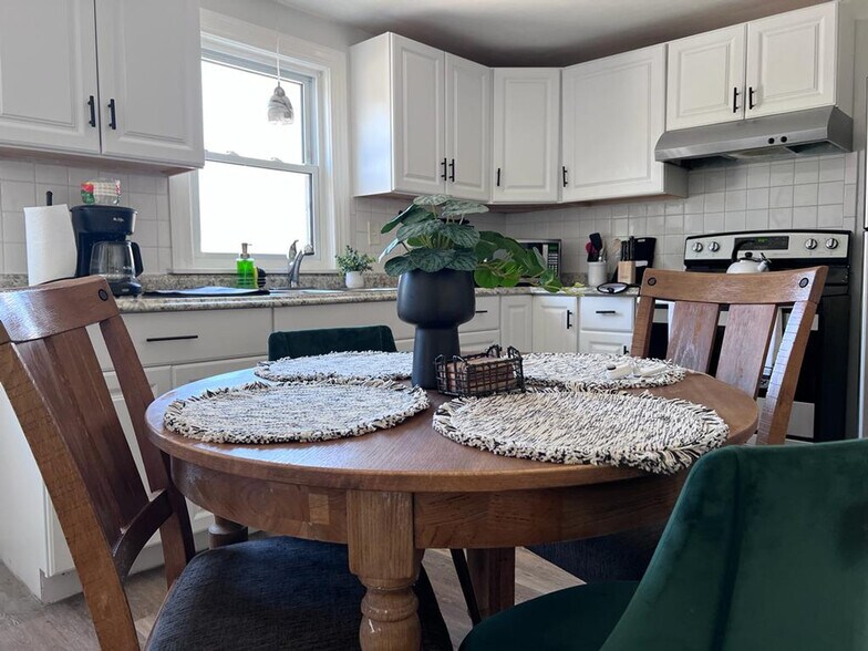 Building Photo - 665 Mendon Rd