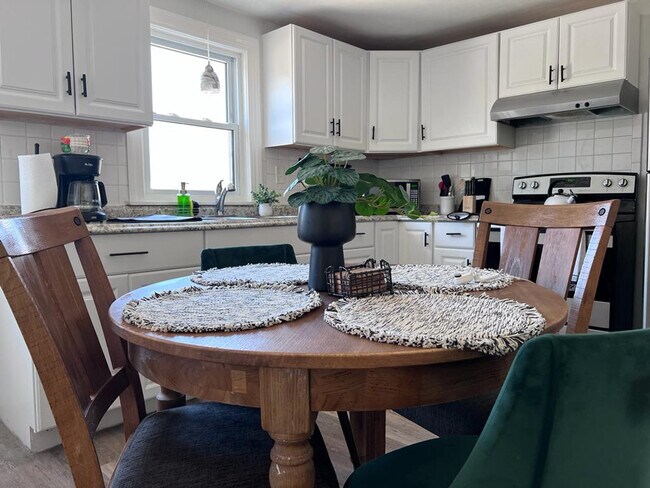 Building Photo - 665 Mendon Rd