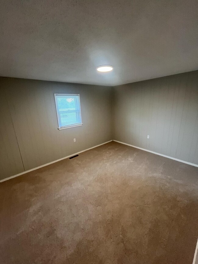 Building Photo - 230 NE 85th Rd