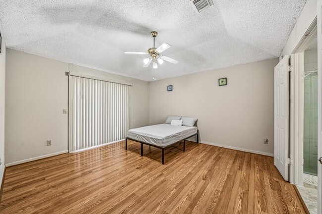 Building Photo - 9915 Villa Verde Dr