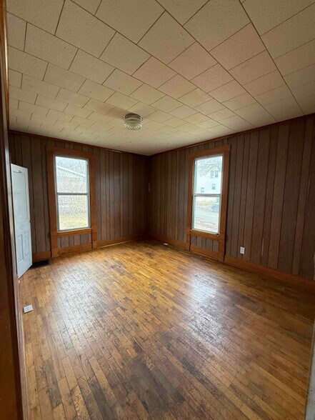 Building Photo - 104 N Vine St