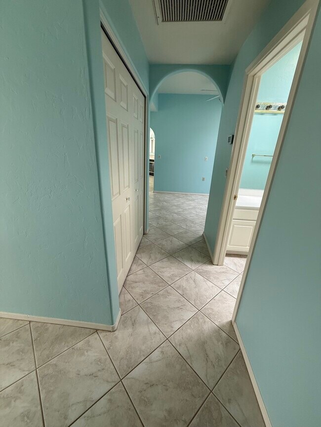 Building Photo - HOUSE FOR RENT