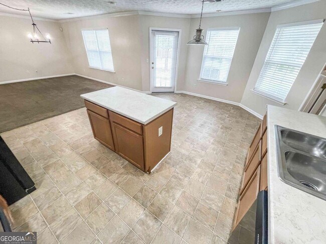 Building Photo - 6205 Tree Ridge Dr N W