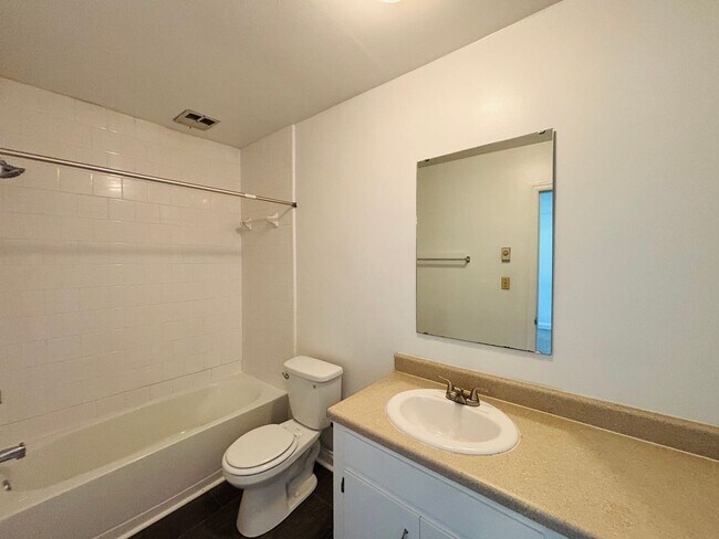 Building Photo - 1 Bedroom, 1 Bath Apartment