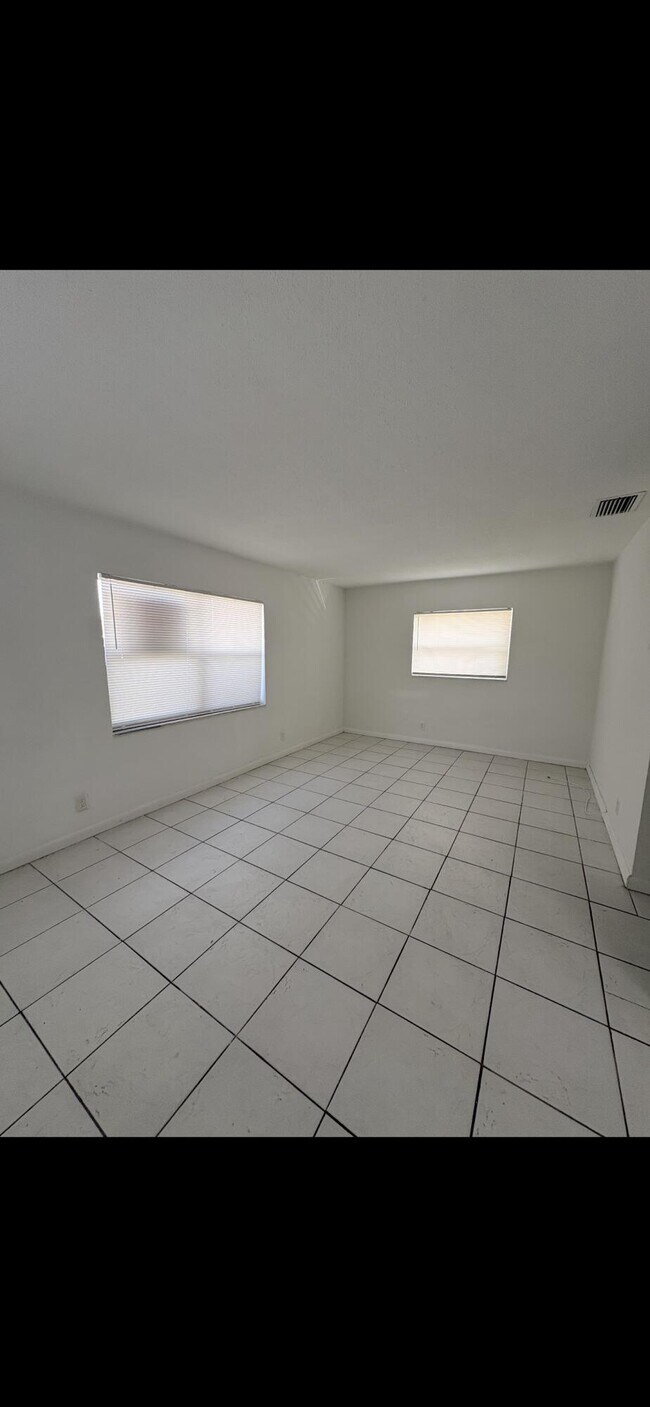 Building Photo - 4031 NW 30th Terrace
