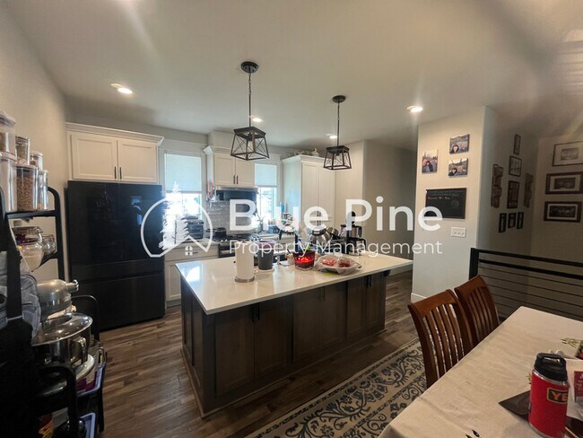 Building Photo - 1885 Mesa Cyn Dr