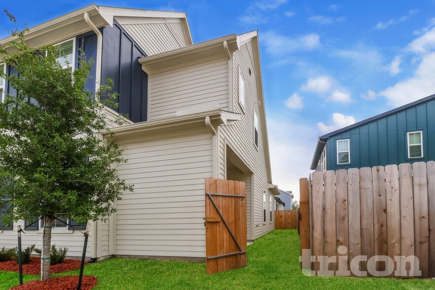 Building Photo - 9835 Willow Creek Commerce Dr