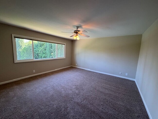Building Photo - Gorgeous 2 story 5 bedroom home w/pool in ...