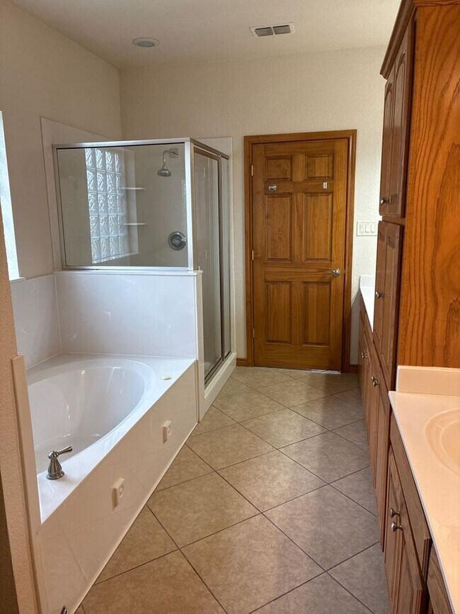 Building Photo - 5BR/3BA w/ Fenced Yard + Covered Parking in Seguin, TX