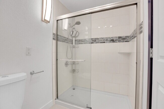 Building Photo - $2,850 - 3 Bed, 2 Bath Updated Home in Den...
