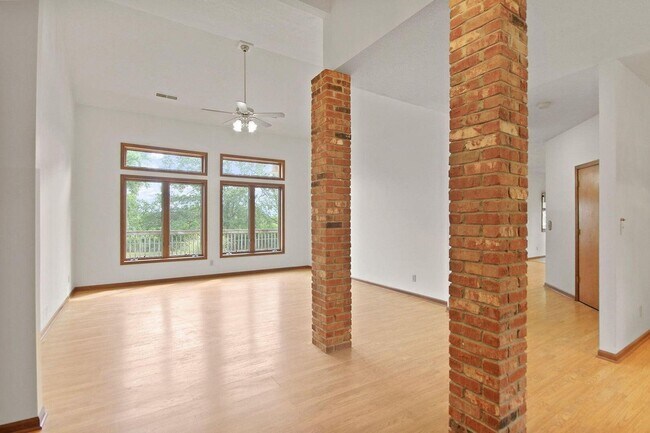 Building Photo - Private 3BR Brick Home with Scenic View