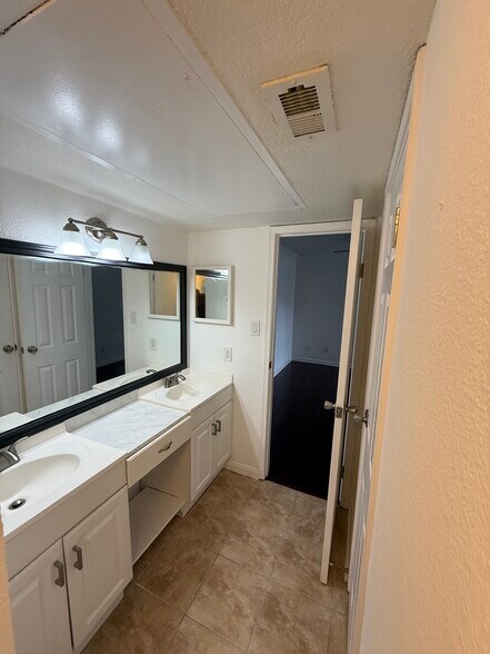 Building Photo - 12660 Ashford Point Dr