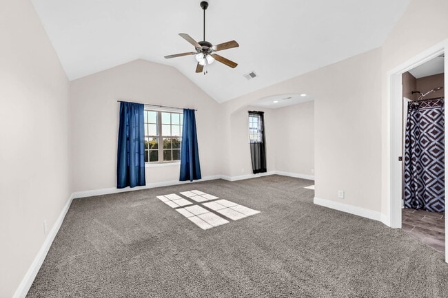 Building Photo - Close to Post and Move in Ready!