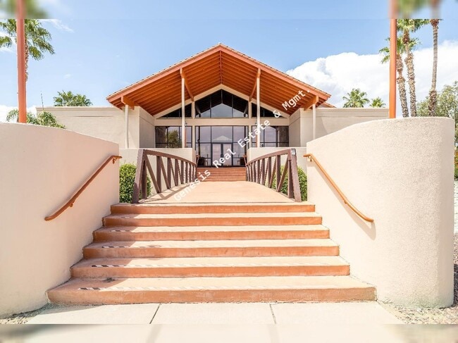 Building Photo - 606 W Woodfield Ct