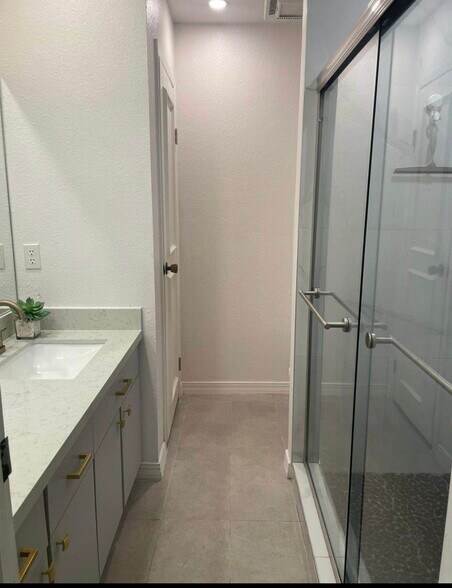 Building Photo - 712 Continental Dr