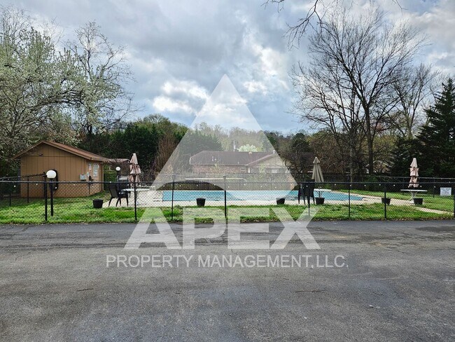 Building Photo - Spacious 3 Bd 2.5 Ba Condo w/Carport in heart of West Knox!