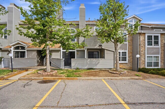 Building Photo - $1,695.95 - 2 Bed, 2 Bath Condo in Aurora with Central AC, and In Unit Laundry!