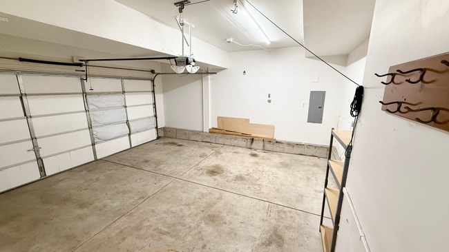 Building Photo - GOURMET KITCHEN-D20-6 BEDROOMS