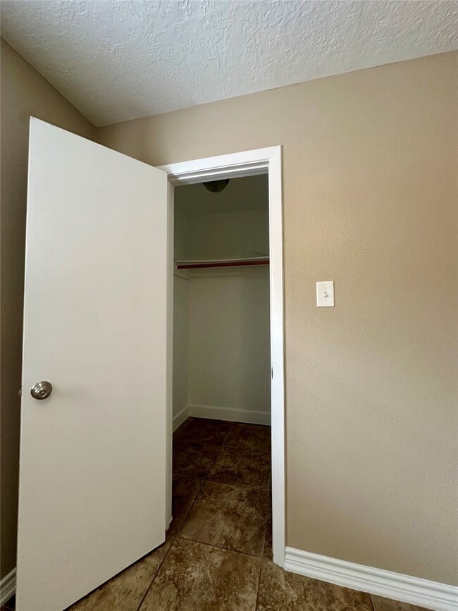 Building Photo - 1111 E Brompton Dr