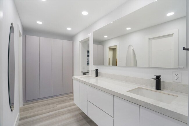 Building Photo - 5100 N Ocean Blvd