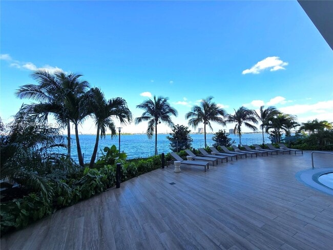 Building Photo - 700 NE 24th St