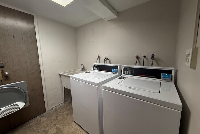 Building Photo - 2899 Collins Ave