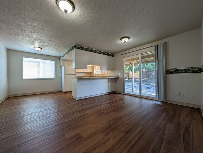 Building Photo - Wonderful 3-Bedroom, 2-Bath Home in Great ...