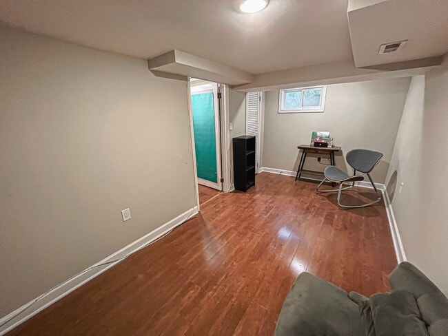 Building Photo - Sunny and Bright 4 Bedroom 3 Bath 2 Level ...