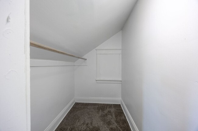 Building Photo - Renovated Large 4 Bedroom House in McKeesp...