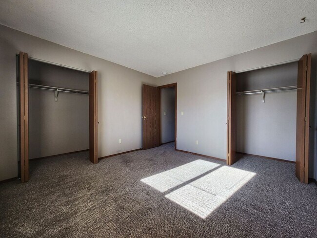 Building Photo - Well Maintained Townhome!