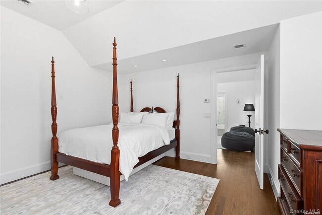 Building Photo - 94 Griffing Ave