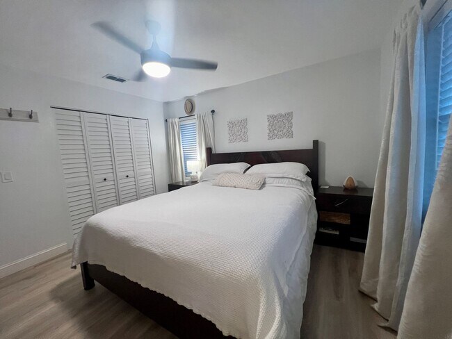 Building Photo - DUNEDIN FL LIVING 3/1 HOME